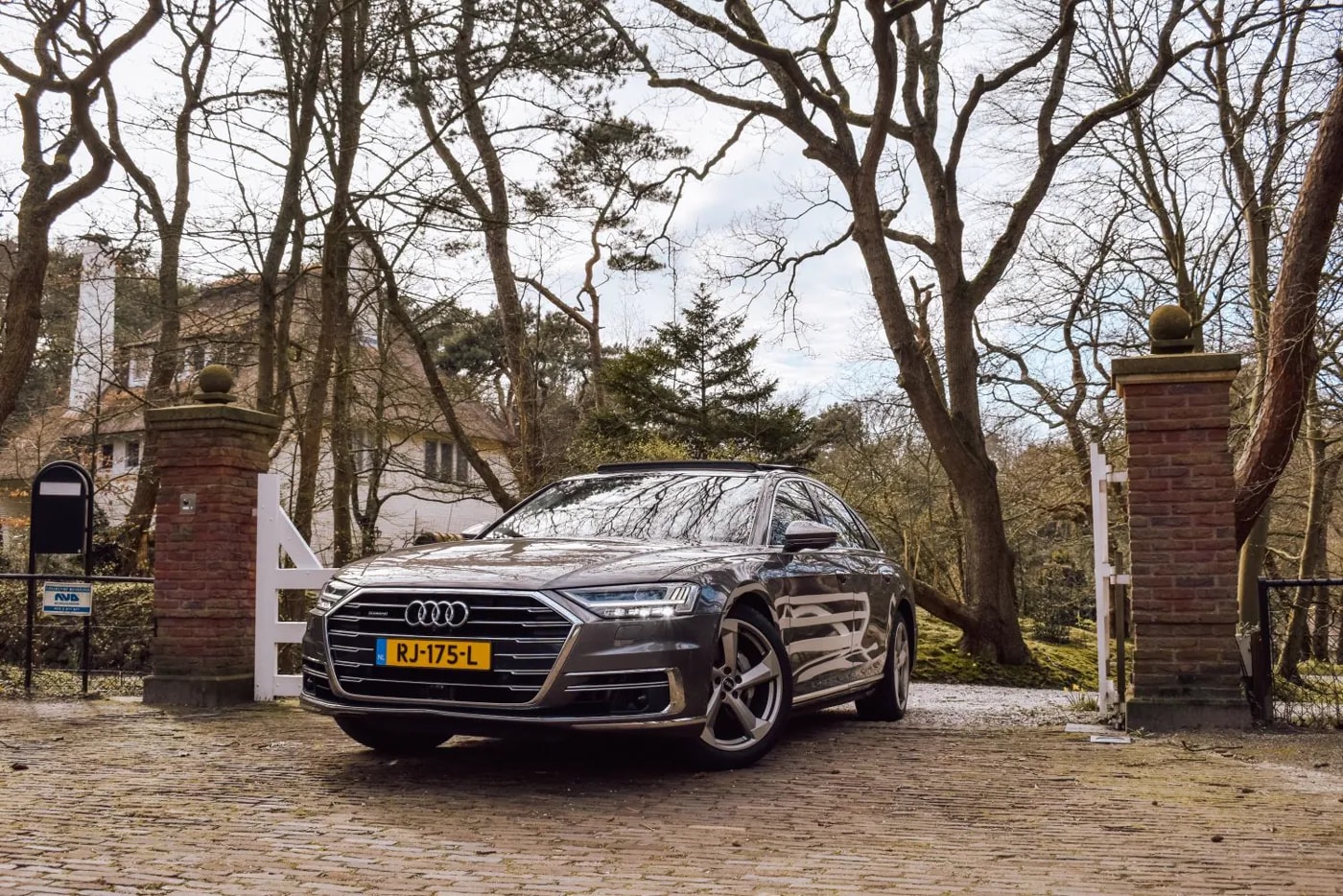 Verzorgde zakelijke auto van Gentle Drivers bij een Nederlandse locatie