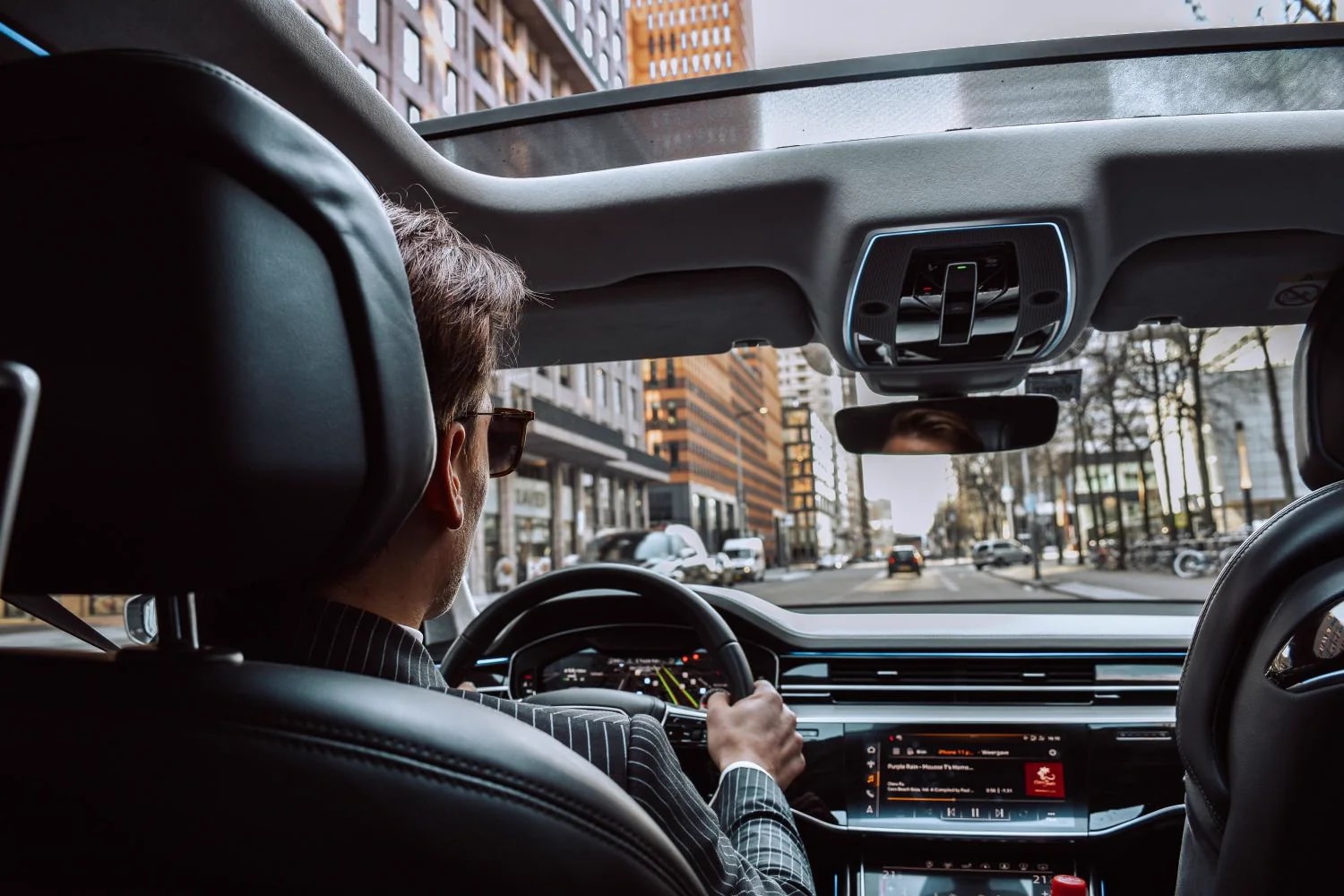 Jonge chauffeur rijdt een passagier door de stad